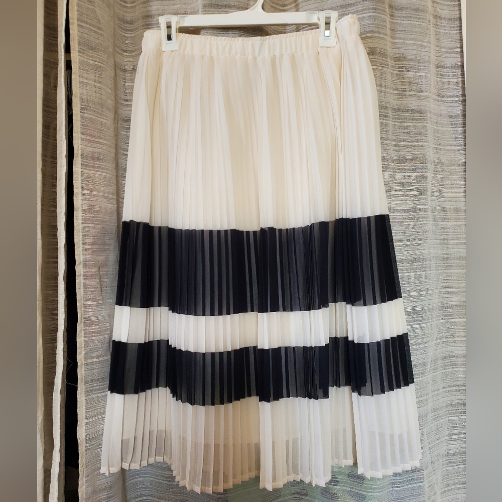 Pleated Skirt cream and black horizontal stripes